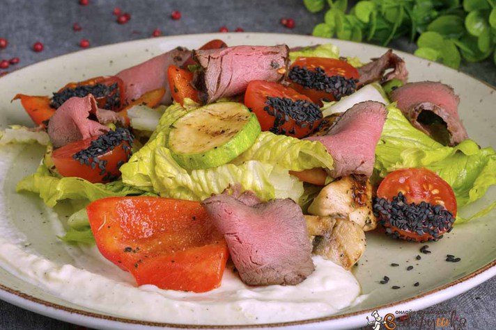 Салат с ростбифом и овощами жареными на гриле 200гр 0